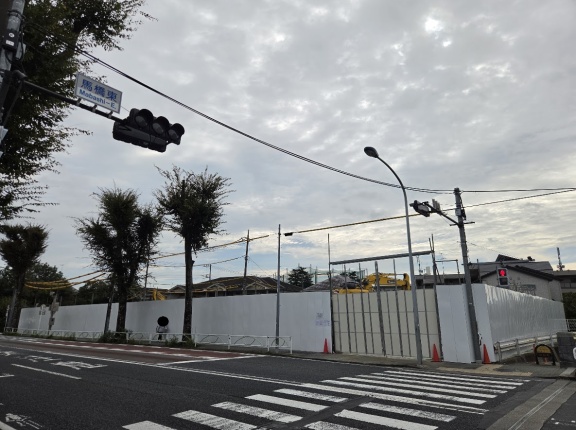 【菊野台の工事】野川の横にある元フランスベッドの建物が取り壊されていた
