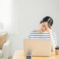 【画像】大人気美人声優(39)、ヲタクにスカートの中身を見せてしまうwwwww