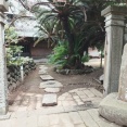波浮港を見下ろす旧甚の丸邸はいにしえの隆盛を物語る
