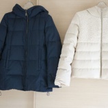 『ネイビーとホワイトの服に〇〇をプラスする50代コーデ』の画像