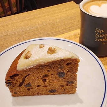 美容院の待ち時間にキャロットケーキ｜池袋で食べた人気ケーキの話