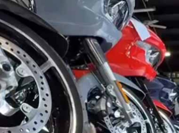 バイク屋で可愛い新人が働きだした。お仕事がんばるぞぉ～！ → 初日はこんな様子です…