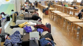 ソファベンチ、仮眠者でいっぱい 床で寝る人も…成田空港 ＬＣＣ専用「第３旅客ターミナルビル」