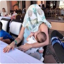 【翻訳まとめ】店「授乳中は覆いをして」→女性、怒りの抗議