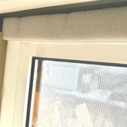 猫と一緒に北海道の冬支度（隙間テープと窓用断熱シート貼り）