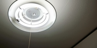 同棲して1年、一人の時は部屋を薄暗くしている。蛍光灯が眩しくて苦手だから。彼女は帰宅すると照明を当たり前につけるけど…