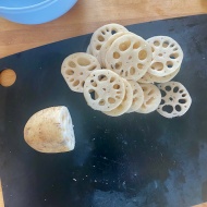 今日は「れんこんの日」やみつきなおいしさ！れんこんのエビはさみ揚げ