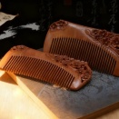 コンパクトな桃の木櫛｜手彫り文様が美しい、旅行にも使える静電気防止仕様