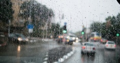 大雨の日の運転。もしものために車に備えたもの