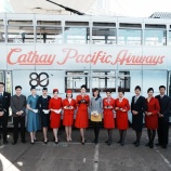 『キャセイ航空80周年、記念トラムと復刻デザイン制服を導入』の画像
