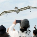 風の谷のナウシカ「メーヴェ」モデルの飛行機　ラストフライトに歓声