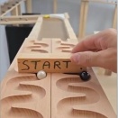 黒と白、どちらが勝つかを予想して見るビー玉レース