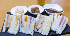妻がいない夕食はいつものワンプレート&緑葉が綺麗でした（京都）