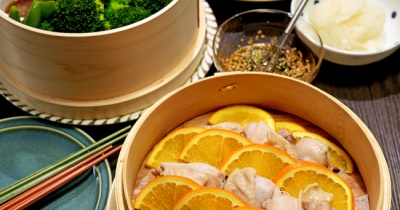 鶏肉とオレンジのせいろ蒸し ソース2種添え