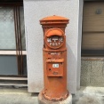 【郵便ポスト】大川とか、昭和レトロ居酒屋「凪商店」の近くで、これまた昭和レトロなポストを発見。(沼津市戸田)