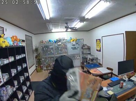 カードショップさん、空き巣に入られブチギレ映像公開「犯人の目が結構気持ち悪いですが、滑稽な姿が確認できます」