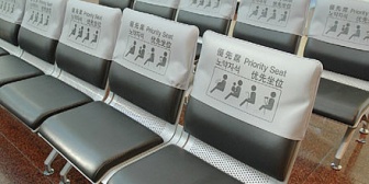 安産祈願に来ていた妊婦さんが一瞬席を立つとそこに5歳くらいの兄妹が座ってしまった。後から来た親がそれを見て叱るかと思ったら…