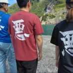 背中にデカく「悪」と書かれたTシャツ、カッコ良すぎて爆売れｗｗｗｗｗｗｗ