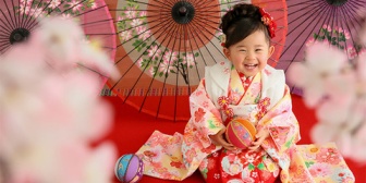 息子の七五三の撮影に行った。写真一枚無料で三千円コースだから買うにしても2-3枚でいいやと思っていたが気が付いたら3万購入してたわｗ