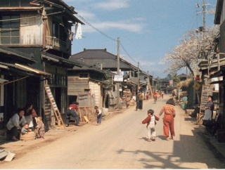 【画像】昭和25年の日本の写真、ガチで時代劇の世界すぎるｗｗｗ