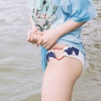 【画像】YOASOBIでベース弾いてる女、ガチで可愛いwwwww