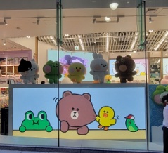 LINE CUBE SHIBUYAの前にあるラインフレンズスクエア