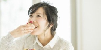 ツッコミ待ちで女子アナみたいなバカっぽい食べ方したら彼氏に可愛いねって言われて血の気が引いて一週間後に別れた