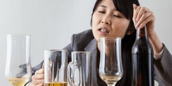 実家の隣の父親が酒を飲むと荒れ狂って、子供の頃は「荒れてる」と感じてたけど、うちの妻も似たり寄ったりで笑う