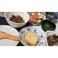 晩ご飯：焼鮭、厚揚げチン、サラダ、残り物ズ