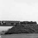 田野を行き交うC57牽引急行列車　日豊本線　田野　1970年8月