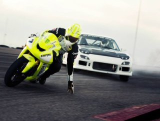 車とバイクだとサーキットではバイクのが速いらしいな