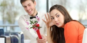 同級生の男からストーカーされてたのに、何故かクラスメイト達の間では私が好きだけど素直になれないという事に…。ストーカー男のせいで集団COする羽目になった