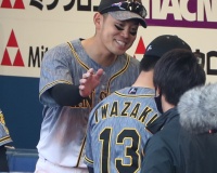 【阪神】糸原さん、失点した岩崎を畜生スマイルで迎えるｗｗｗｗｗｗｗ