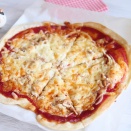 イチオシのピザトッピングは、ツナ、玉ねぎ、そしてチーズの上にマヨネーズ