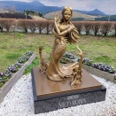 ロビン像と田尻大喜さんのミニコンサート