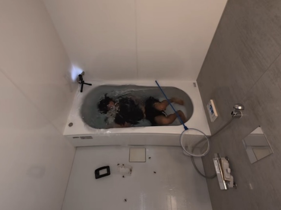 YouTuber「スズメバチ8匹、風呂で水中に入りながら戦えば勝てるんじゃね？やってみるわ」 → 衝撃の展開にｗｗｗｗｗｗ