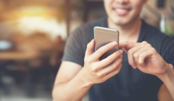 語尾に「w」をつけると楽しんでるのが伝わりやすい? ネットスラング「w/草」