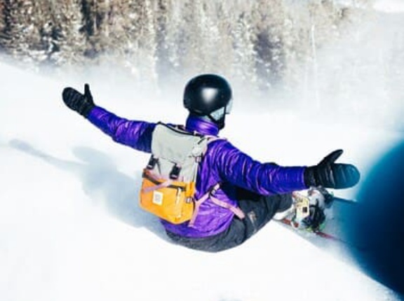 25歳男性がスキー場コース外の林をスノボで滑走中に木に衝突、死亡