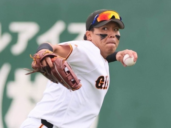 【悲報】巨人・知念大成、2軍戦でフェンス激突、動けず担架へ