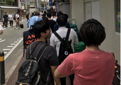 地元の人ビックリw 乃木坂46御用達の「ラーメン屋」の行列がハンパ無いwwwww