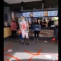 【衝撃動画】ヴィーガンさん、ケンタッキーフライドチキンに乱入して鶏の鳴き声を爆音再生しながら謎の赤い液体を撒き散らす
