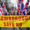 「裏切り」：数百人の移民が英国の町にさらに4年間滞在することになったことに怒りの声