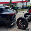 走行中にタイヤ外れた中国チェリー車…輸出に力入れる中国車の品質に警告灯