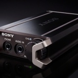 『SONY初の高級ポータブルヘッドホンアンプ「PHA-1」が半額の大特価で買える！』の画像