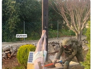 イスラエル兵がキリスト像を損壊、軍発表　ハンマーでたたく画像