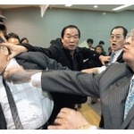 圧迫面接に耐えきれず気づいたら面接官をボコボコに殴ってた…