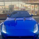 暗闇にジャガーFタイプの爆音が響きました