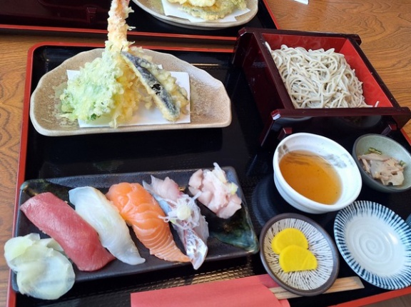 富山市赤田にオープンした蕎麦とお寿司のお店『蕎亭 辰ノ助』で『辰ノ助セット』と『天むすセット』食べてみた。
