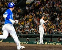 桑原、痛恨被弾で勝ち越し許す　マウンド上で顔しかめ…