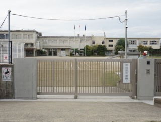 門扉の改修工事。星田、旭、妙見坂小学校の校門が新しくなってる